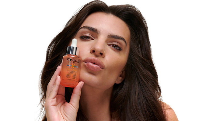Blond Absolu Lumiere Shampoo squeezed into hand