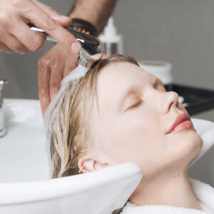 Kerastase tips to protect from hard water - model receiving in-salon treatment
