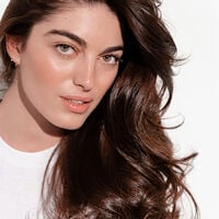 model with non damaged hair